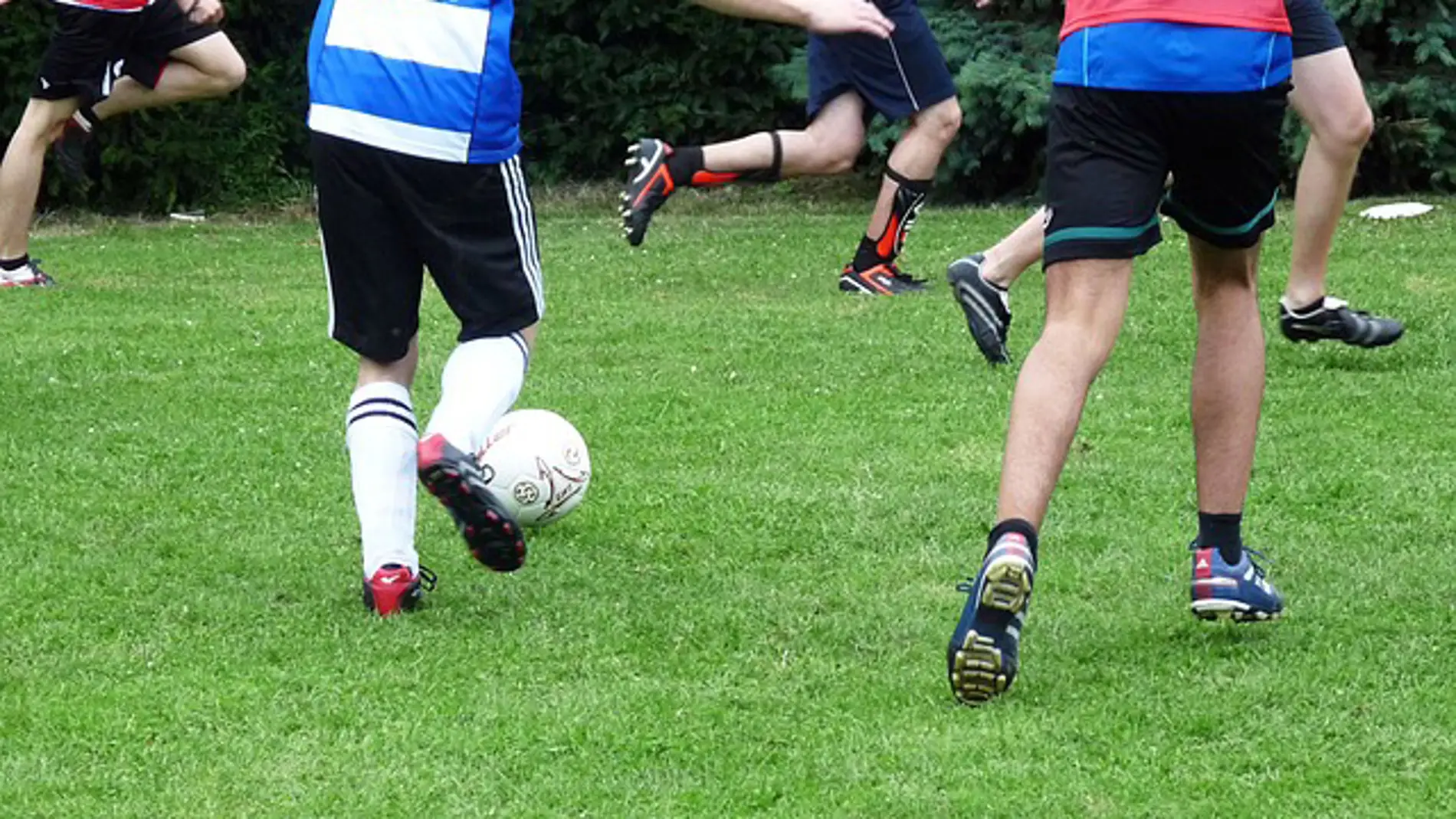 Adolescentes jugando al fútbol (FOTO: PI