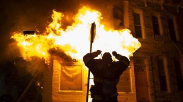 Bomberos acuden a extinguir las llamas en un edificio en Baltimore