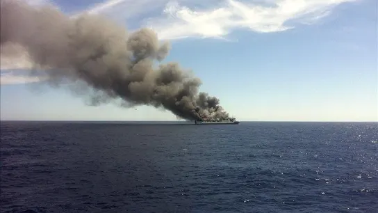 Fotografía facilitada por un viajero evacuado que muestra el incendio del ferry Fotografía facilitada por un viajero evacuado que muestra el incendio del ferry