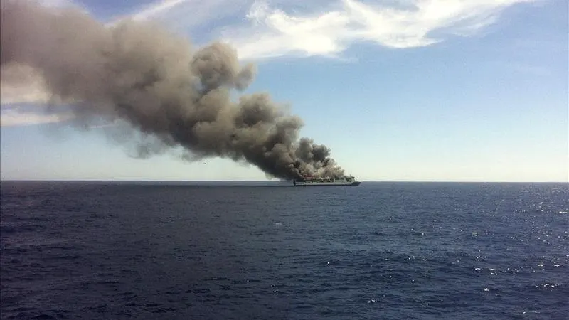 Fotografía facilitada por un viajero evacuado que muestra el incendio del ferry