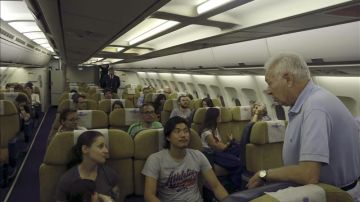 García-Margallo conversa con varios de los españoles rescatados en el avión