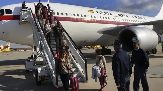 Aterriza en Madrid el avión del Ejército con 44 españoles evacuados de Nepal Aterriza en Madrid el avión del Ejército con 44 españoles evacuados de Nepal