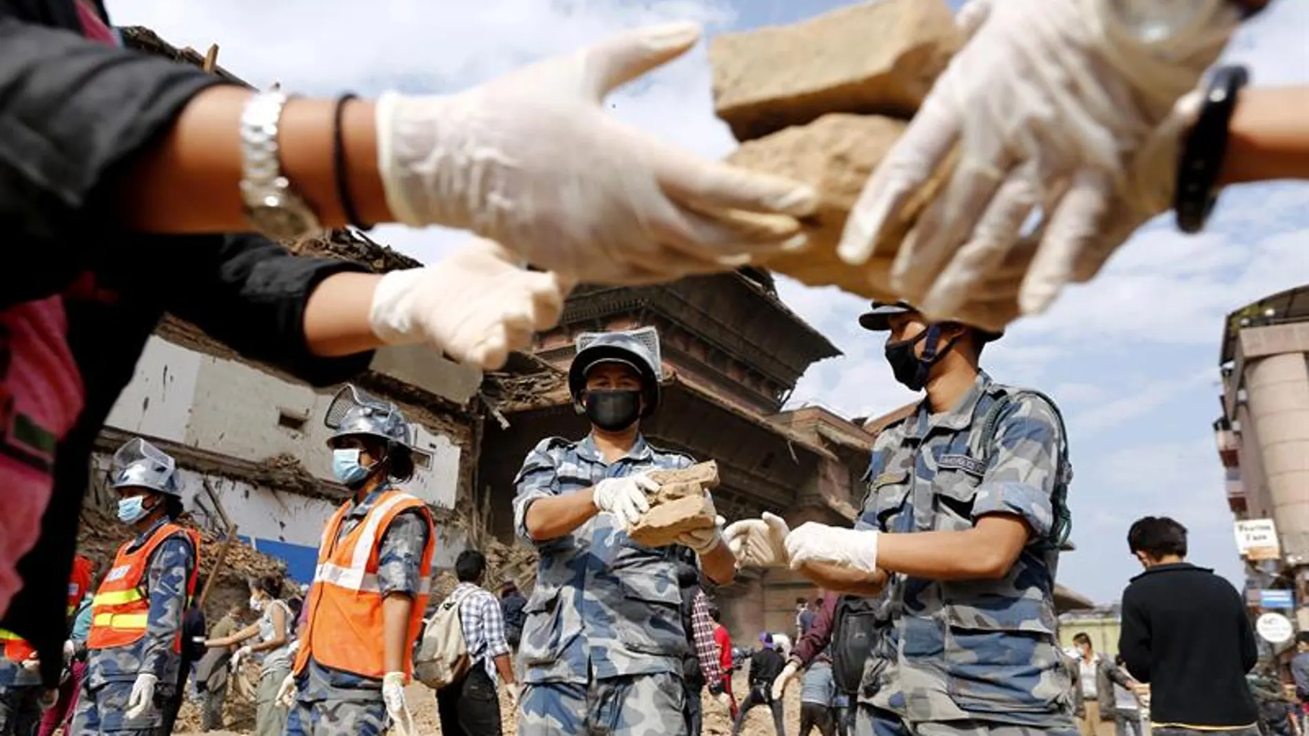 La ayuda humanitaria sigue distribuyéndose con dificultades en Nepal