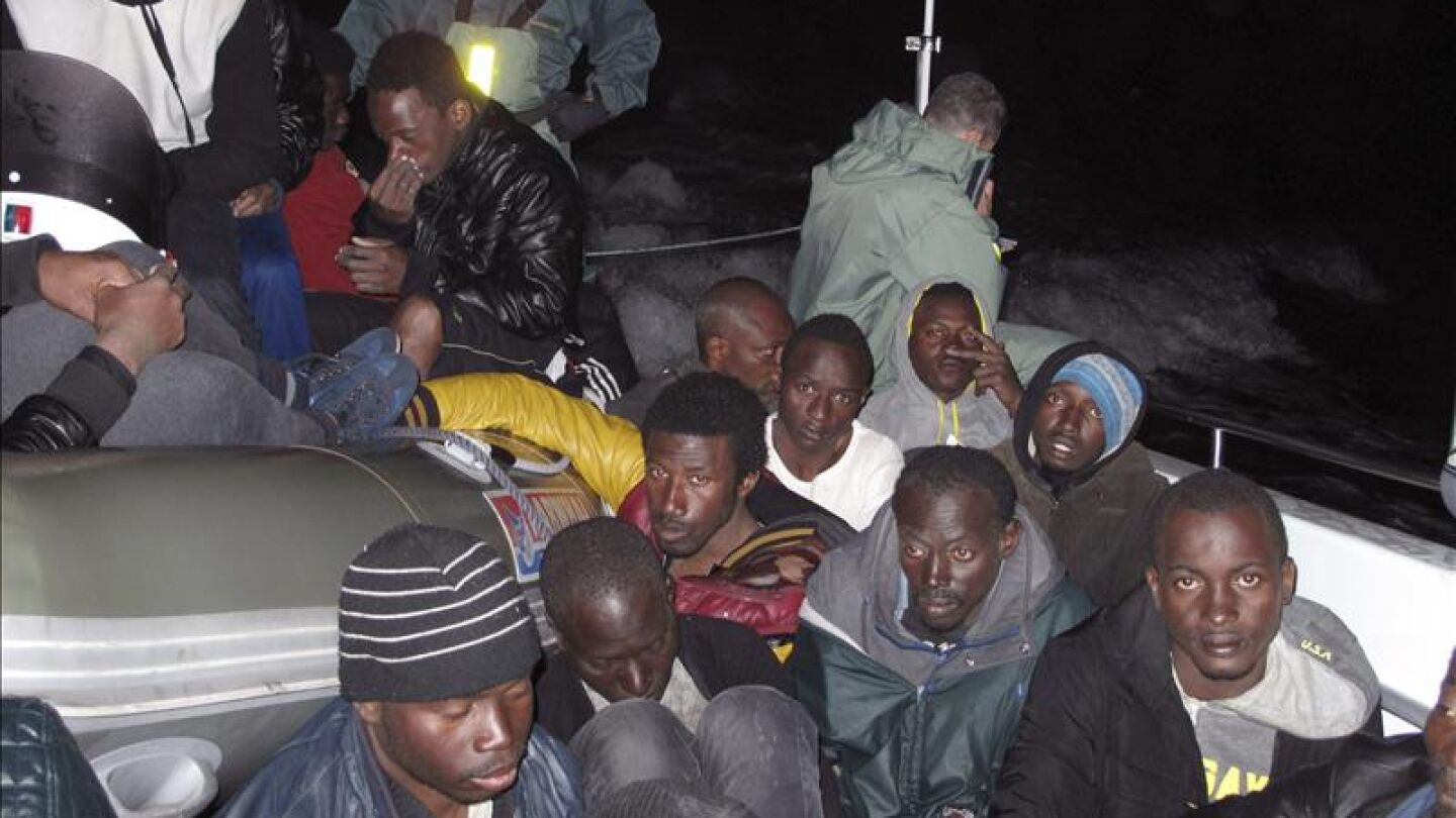 Patera con inmigrantes subsaharianos en Carchuna, Granada