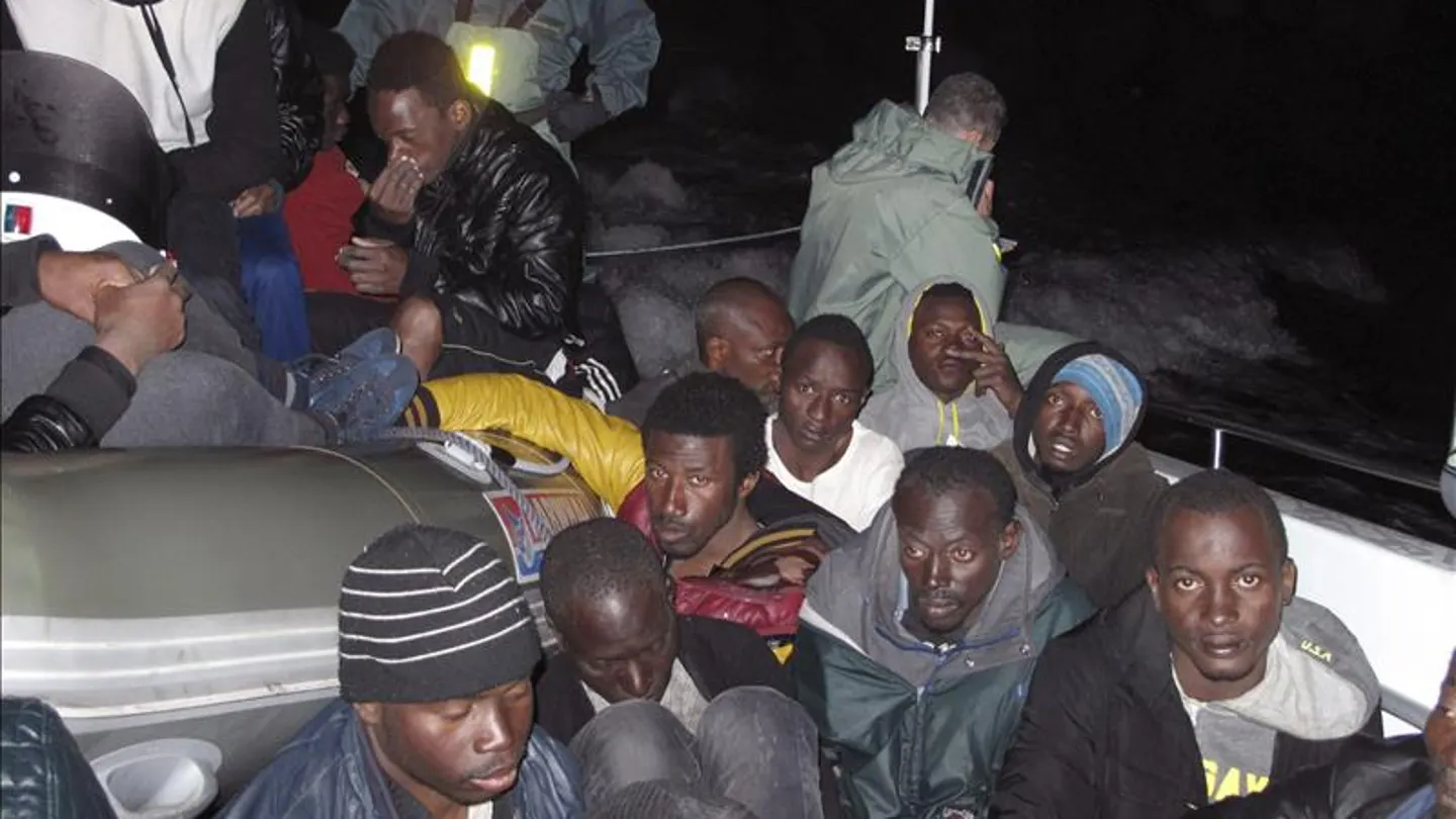 Patera con inmigrantes subsaharianos en Carchuna, Granada Patera con inmigrantes subsaharianos en Carchuna, Granada