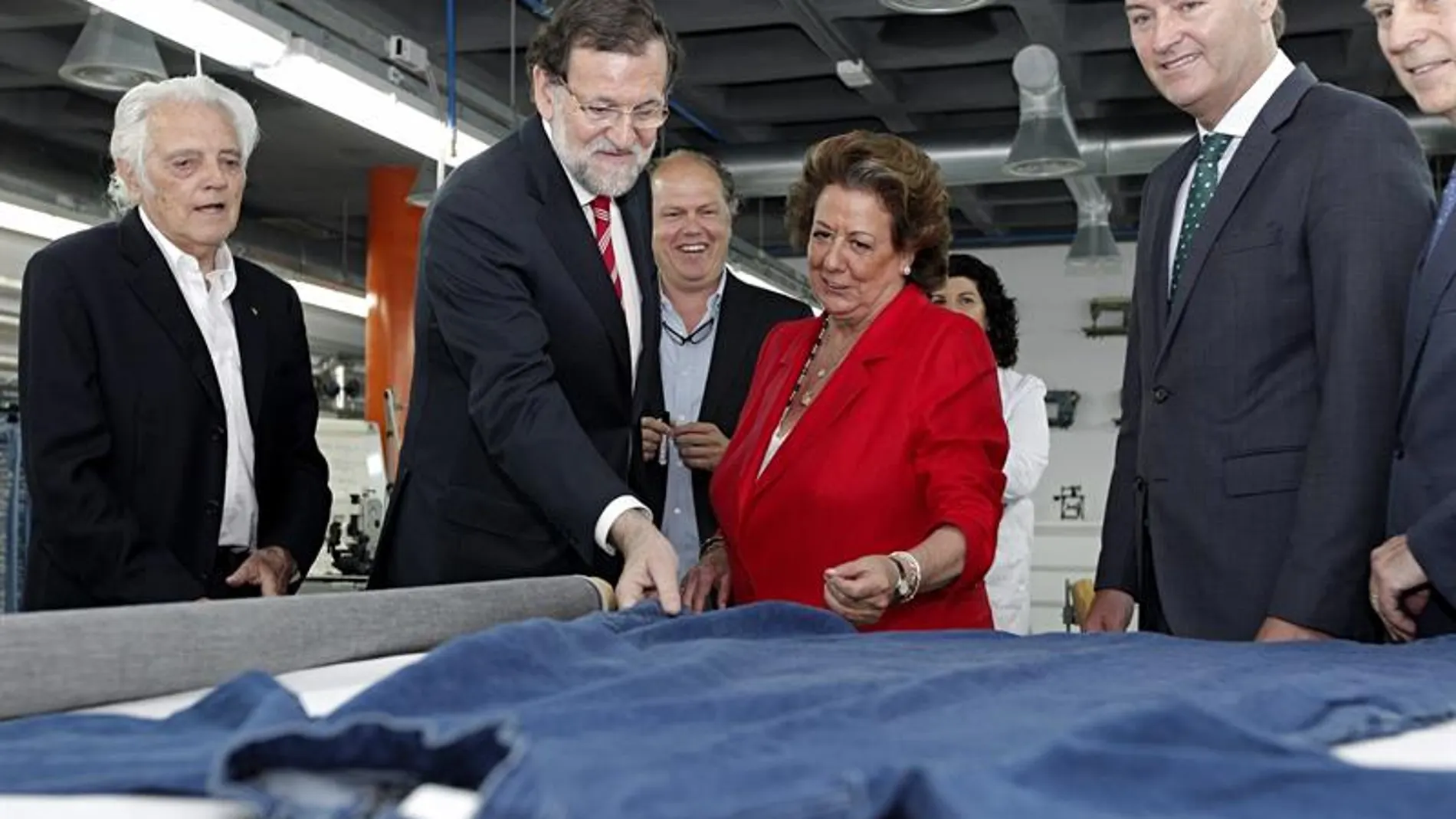 El presidente del Gobierno, Mariano Rajoy, bromea con Rita Barberá y Alberto Fabra