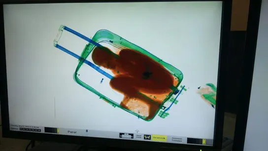 La Guardia Civil de Ceuta ha rescatado a un menor inmigrante que iba a cruzar la frontera en una maleta La Guardia Civil de Ceuta ha rescatado a un menor inmigrante que iba a cruzar la frontera en una maleta