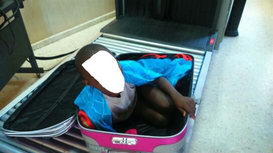 Ni&ntilde;o inmigrante en maleta