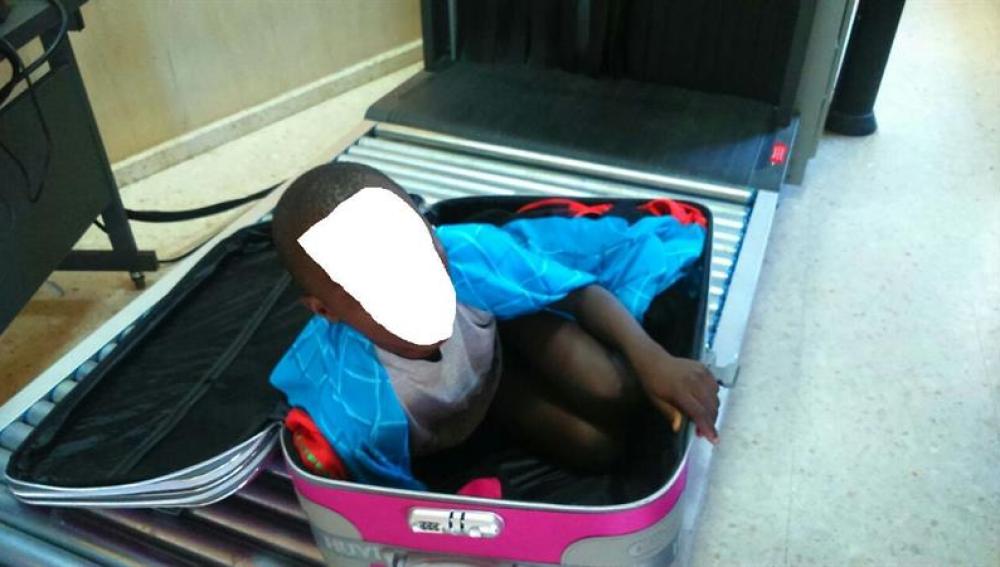 Niño inmigrante en maleta