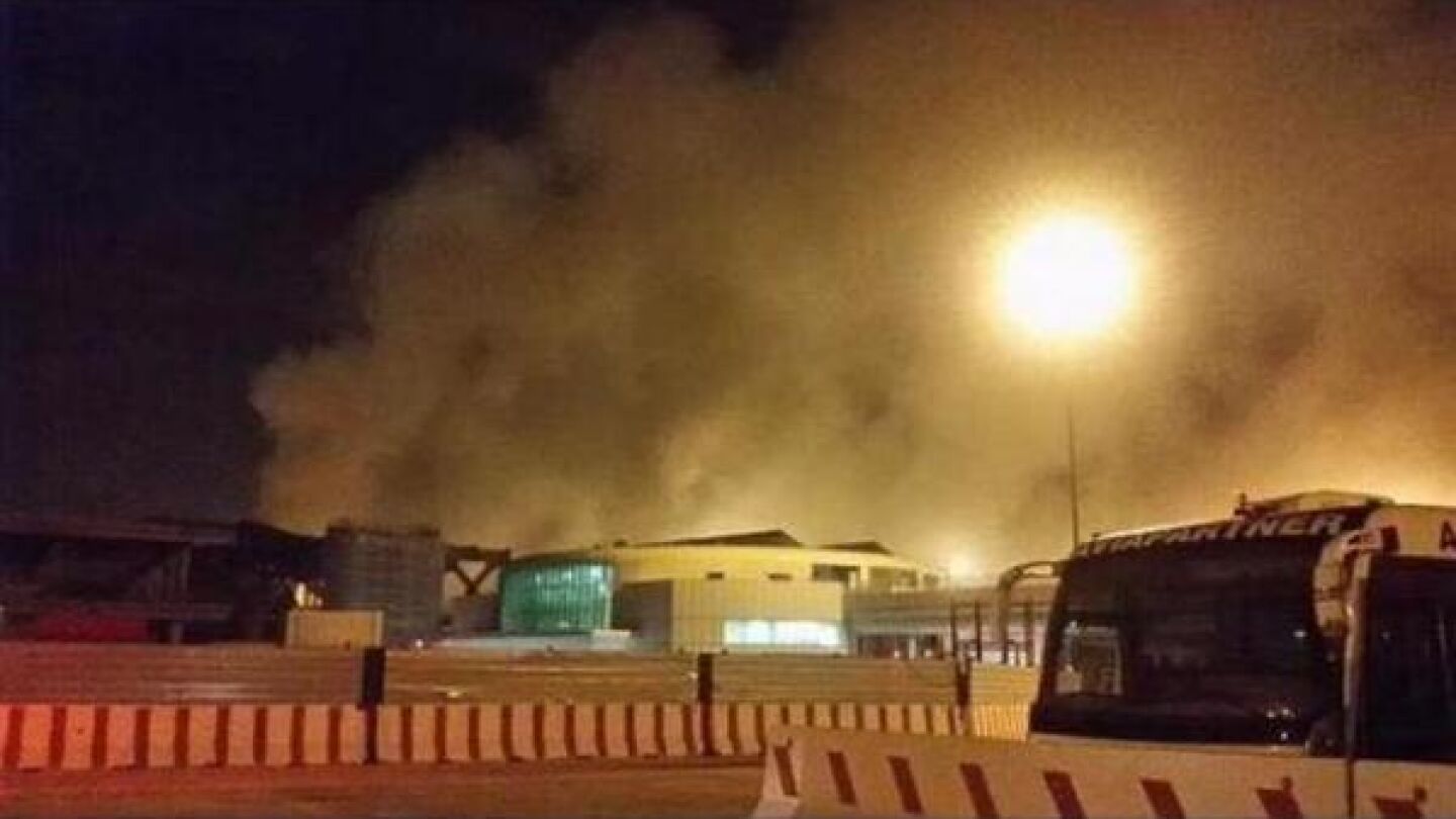 Incendio declarado en la terminal 3 del aeropuerto de Fiumicino en Roma