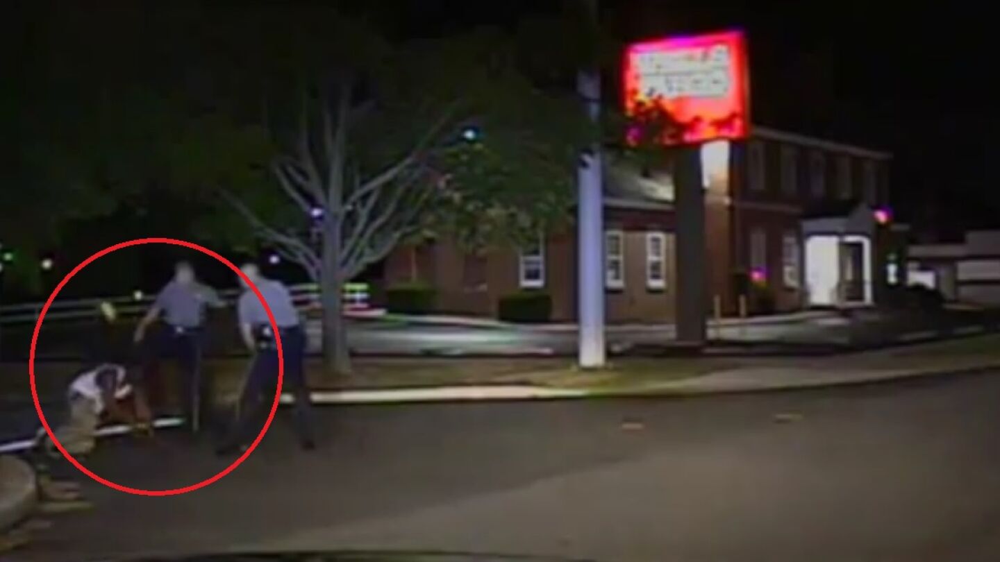 Patada de un polic&iacute;a a un ciudadano negro en EEUU
