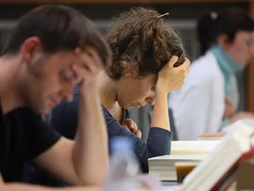 Estudiantes antes de los exámenes Estudiantes antes de los exámenes