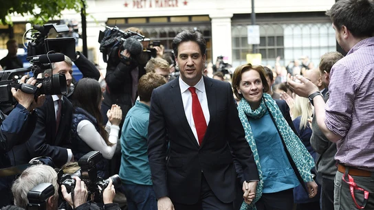 Ed Miliband, saluda a su llegada a la sede del partido Ed Miliband, saluda a su llegada a la sede del partido
