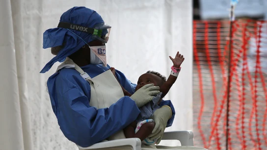 Imagen de una mujer y un bebé durante la epidemia de ébola en África Imagen de una mujer y un bebé durante la epidemia de ébola en África