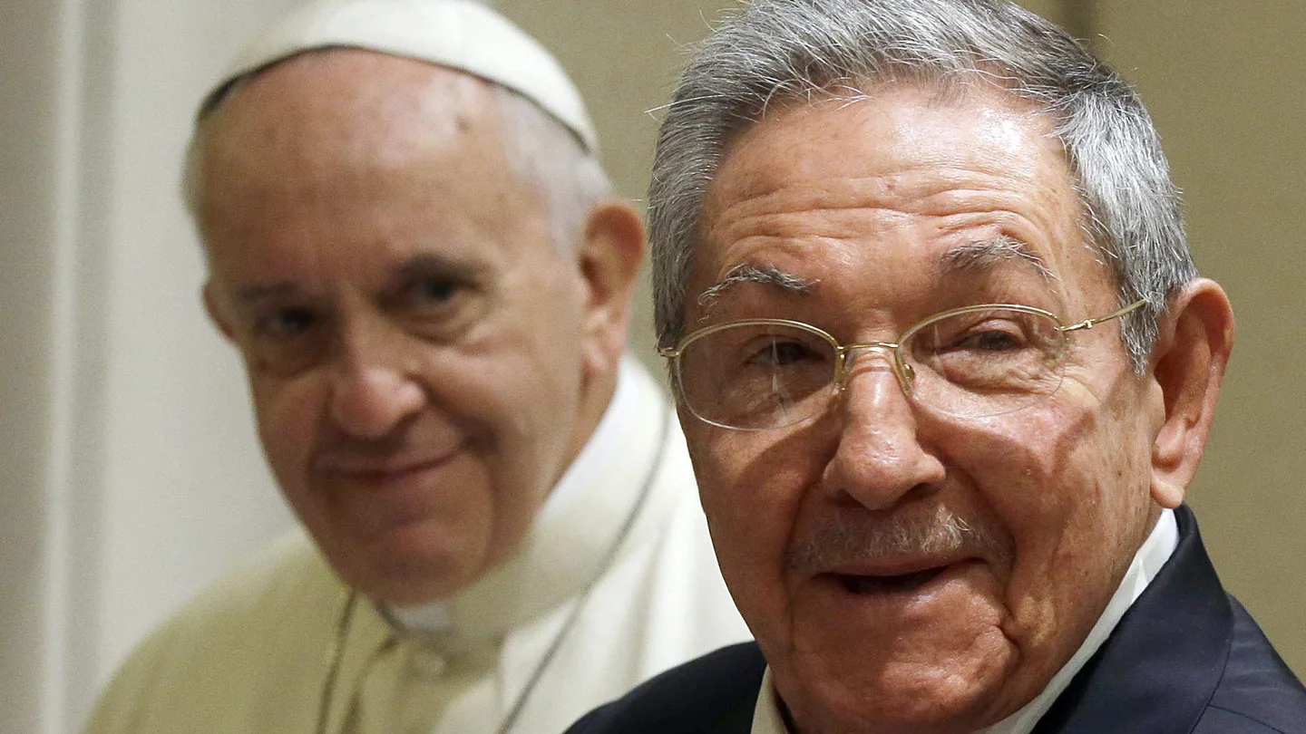 Castro con el Papa en su visita al Vaticano. Castro con el Papa en su visita al Vaticano.