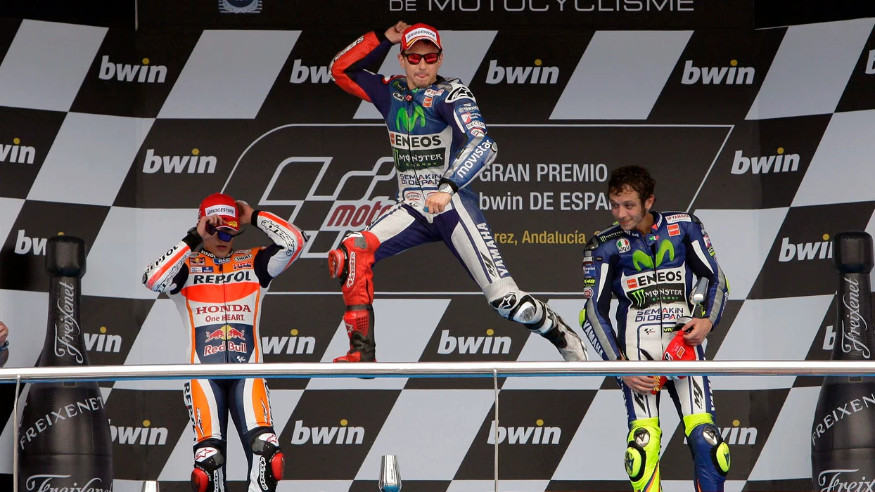 Jorge Lorenzo, en lo alto del podium de Jerez junto a Márquez y Rossi