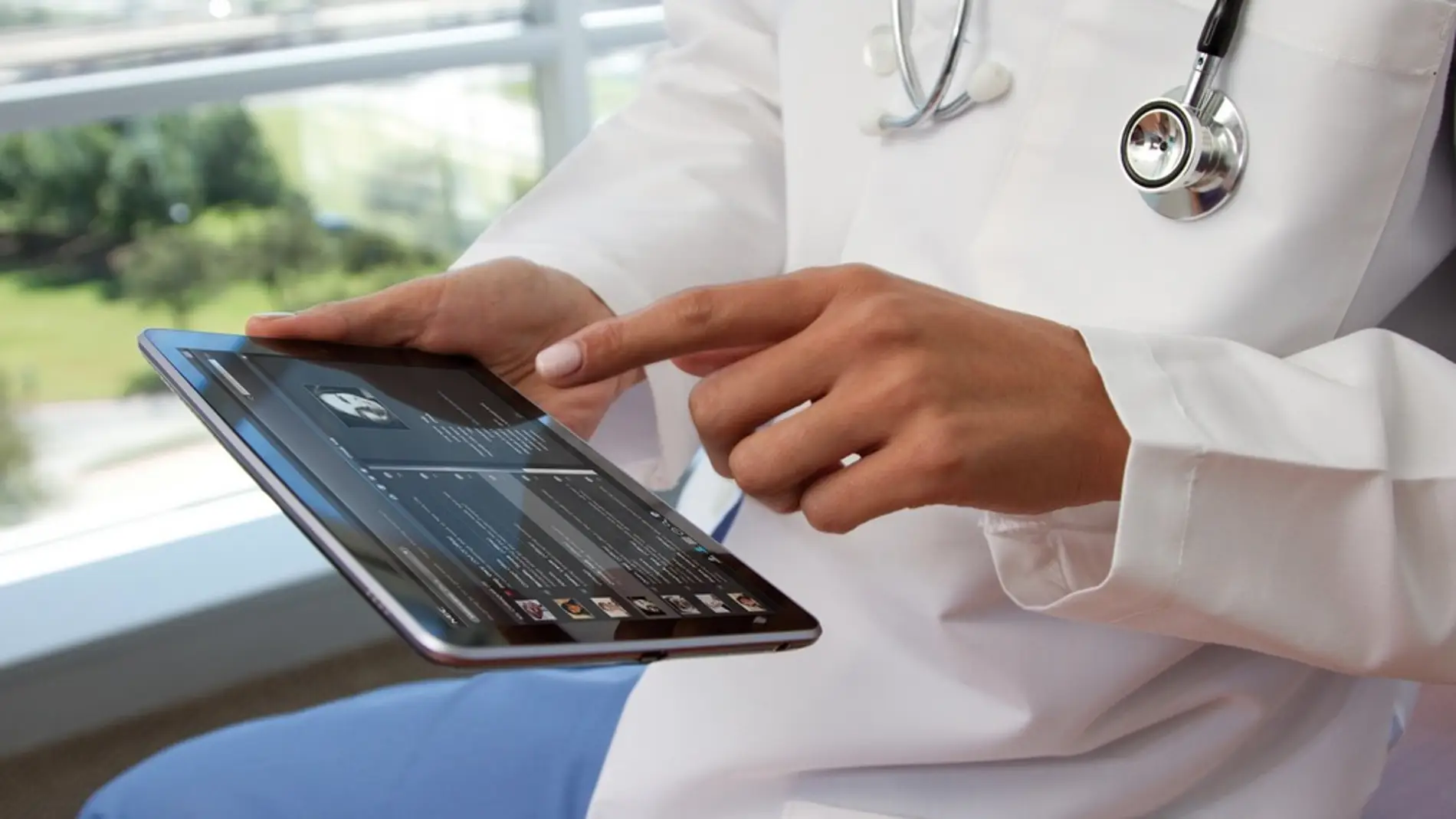 Un profesional médico utiliza una tableta