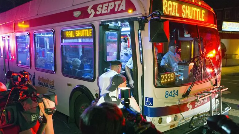 Agentes de Policía trasladan a los supervivientes