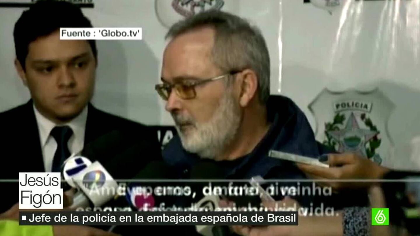 El jefe de la polic&iacute;a de la embajada espa&ntilde;ola de Brasil habla ante los medios brasile&ntilde;os despu&eacute;s de haberle quitado la inmunidad diplom&aacute;tica