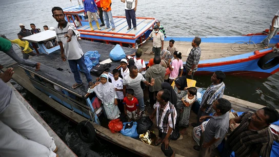 Inmigrantes en una barca en Indonesia Inmigrantes en una barca en Indonesia