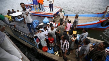 Inmigrantes en una barca en Indonesia