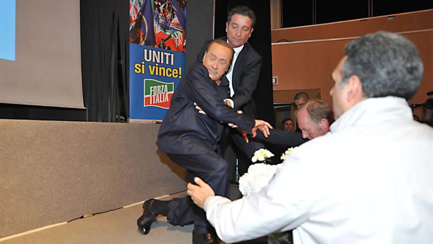 Berlusconi se levanta tras caerse Berlusconi se levanta tras caerse