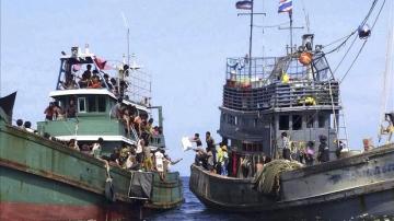 Un grupo de inmigrantes rohingya piden ayuda a la deriva en el mar de Andaman