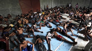 Docenas de inmigrantes de etnia rogingya en un campamento en Kuala Langsa,