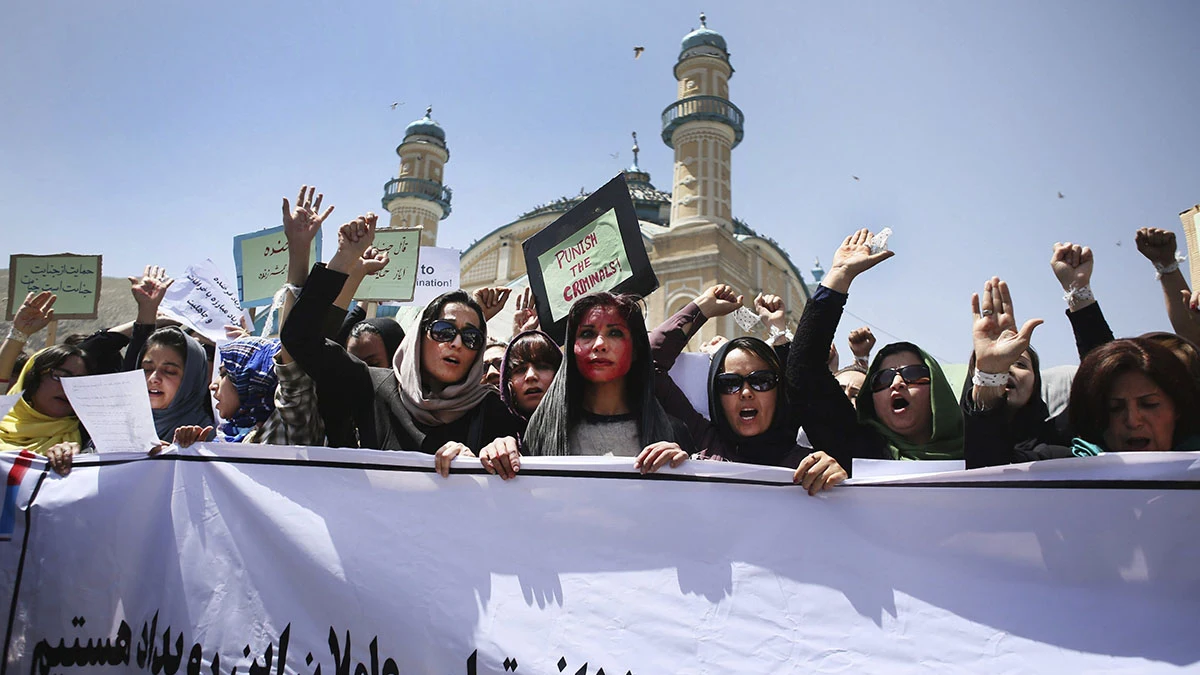 Un grupo de afganos pide justicia tras el linchamiento en marzo pasado de la joven Farkhonda en Kabul