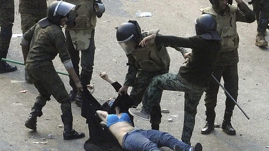 Mujer golpeada por la policía egipcia en una manifestación Mujer golpeada por la policía egipcia en una manifestación