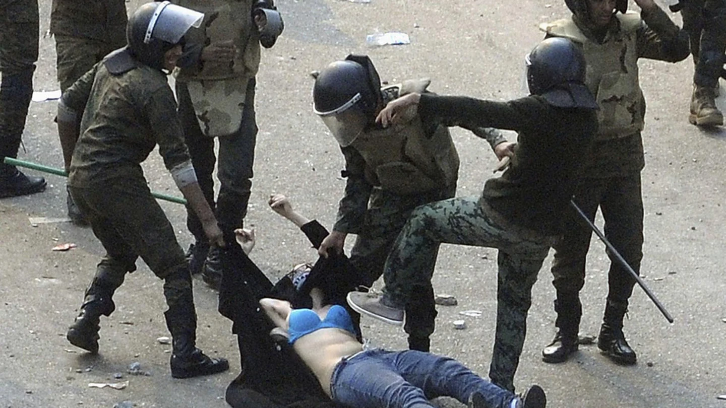 Mujer golpeada por la policía egipcia en una manifestación Mujer golpeada por la policía egipcia en una manifestación