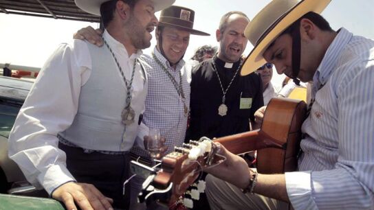 Miembros de una Hermandad en camino hacia El Roc&iacute;o