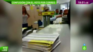 Coalición por Melilla muestra a una militante del PP con cientos de votos por correo