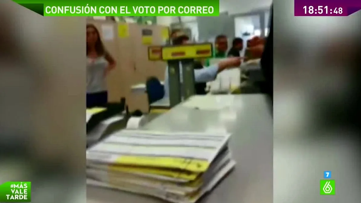 Coalición por Melilla muestra a una militante del PP con cientos de votos por correo