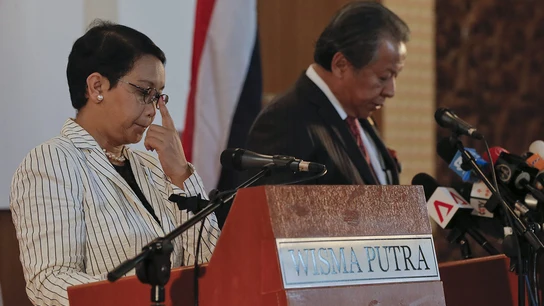 Los ministros de Exteriores de Indonesia, Retno Marsudi (izda), y de Malasia, Anifah Aman (dcha) Los ministros de Exteriores de Indonesia, Retno Marsudi (izda), y de Malasia, Anifah Aman (dcha)