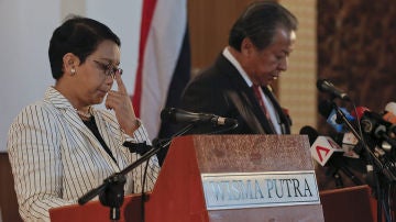 Los ministros de Exteriores de Indonesia, Retno Marsudi (izda), y de Malasia, Anifah Aman (dcha)