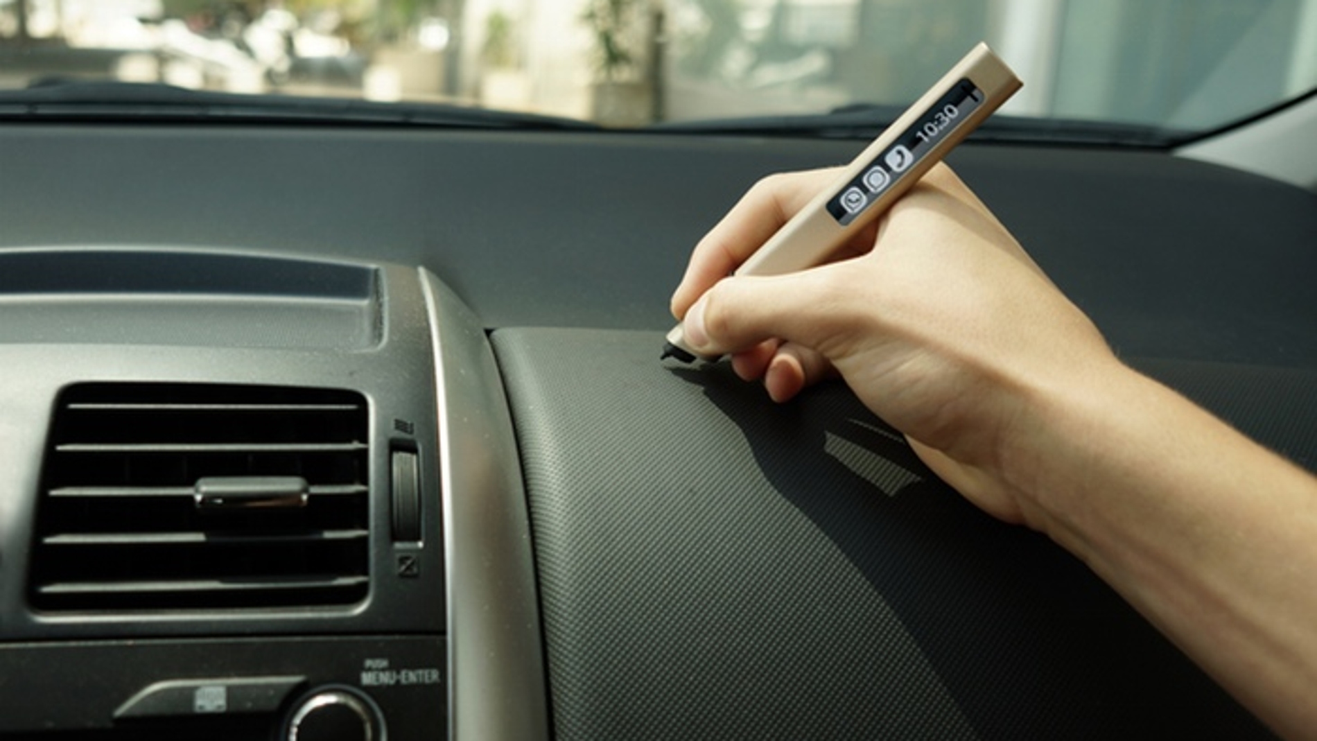 Puedes escribir sin problema en la guantera del coche