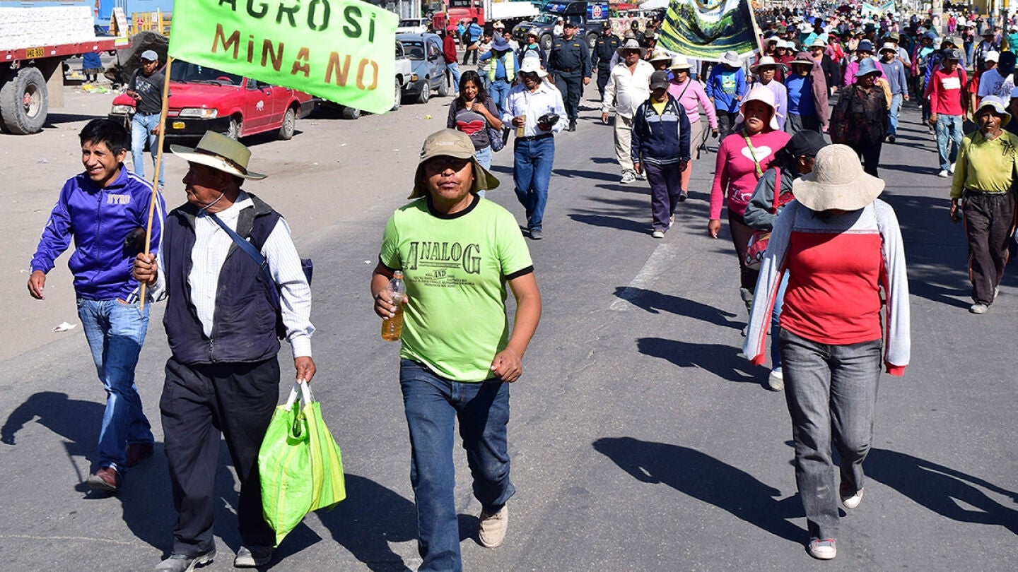 Manifestantes que se oponen al proyecto minero T&iacute;a Mar&iacute;a