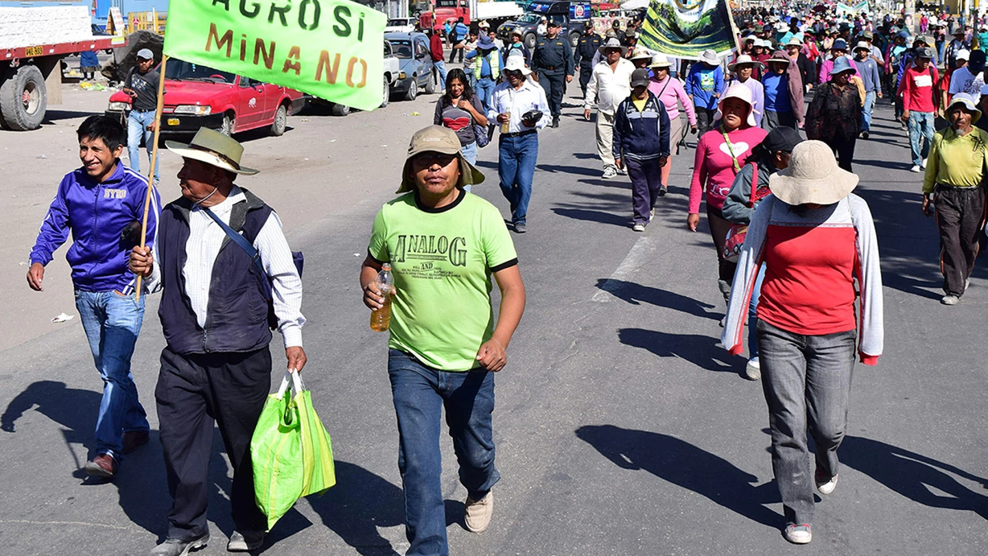 Manifestantes que se oponen al proyecto minero Tía María Manifestantes que se oponen al proyecto minero Tía María
