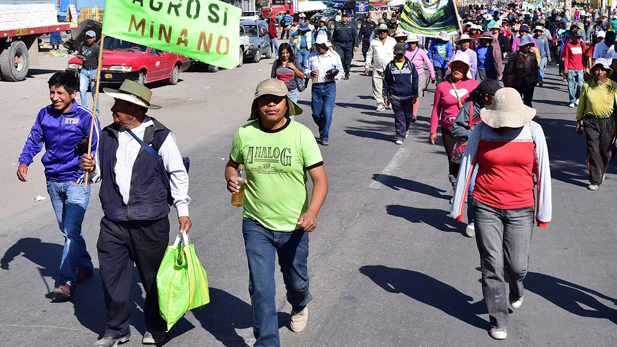 Manifestantes que se oponen al proyecto minero Tía María