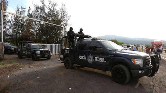 Polic&iacute;as federales y estatales y miembros del Ejercito realizan maniobras de reconocimiento .
