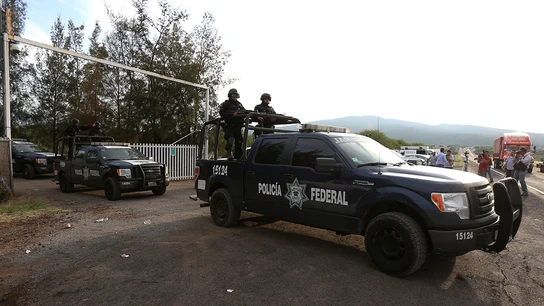 Policías federales y estatales y miembros del Ejercito realizan maniobras de reconocimiento . Policías federales y estatales y miembros del Ejercito realizan maniobras de reconocimiento .