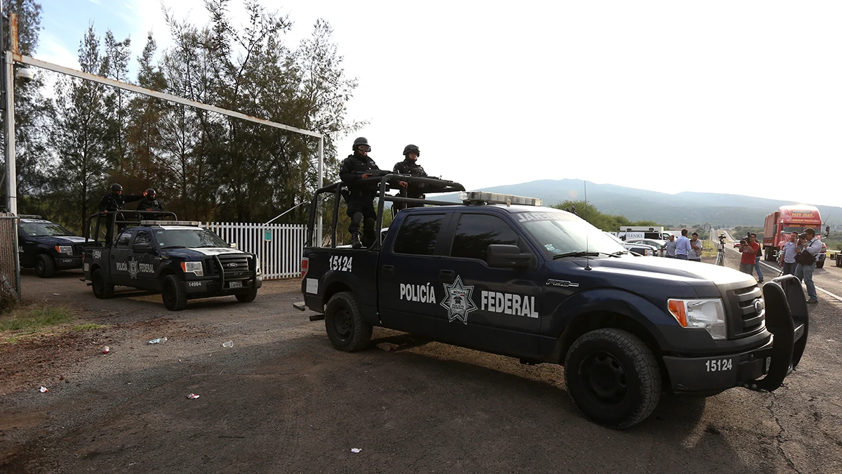 Polic&iacute;as federales y estatales y miembros del Ejercito realizan maniobras de reconocimiento .