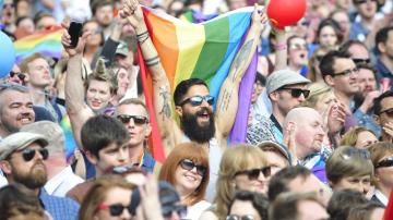 Irlandeses celebrando la legalización del matrimonio igualitario