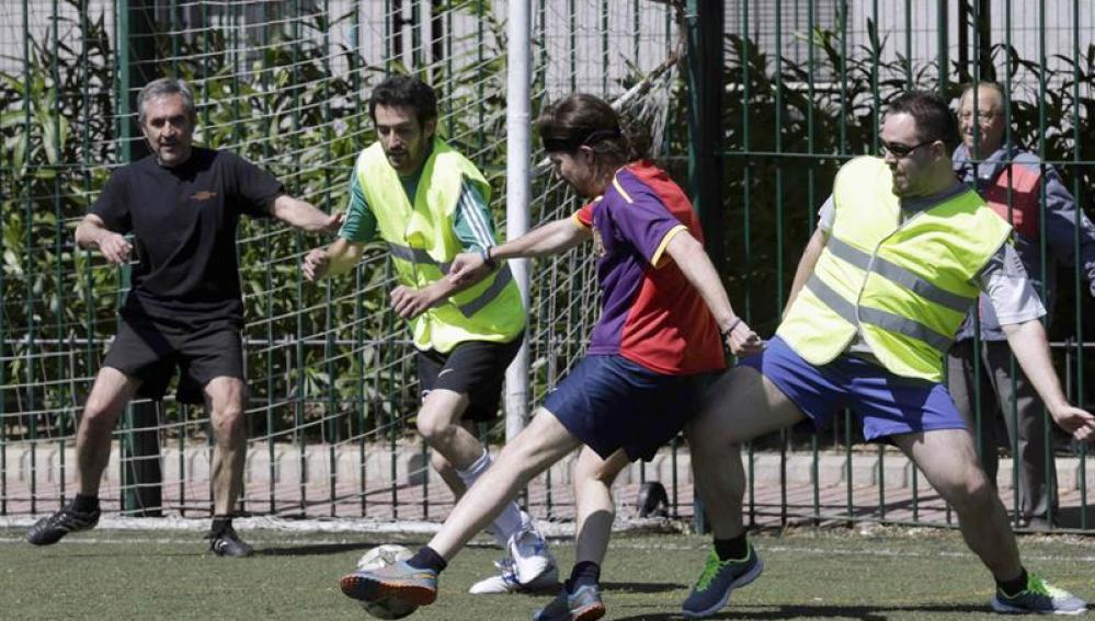 Pablo Iglesias juega un partido de fútbol, organizado por el equipo de campaña de la formación