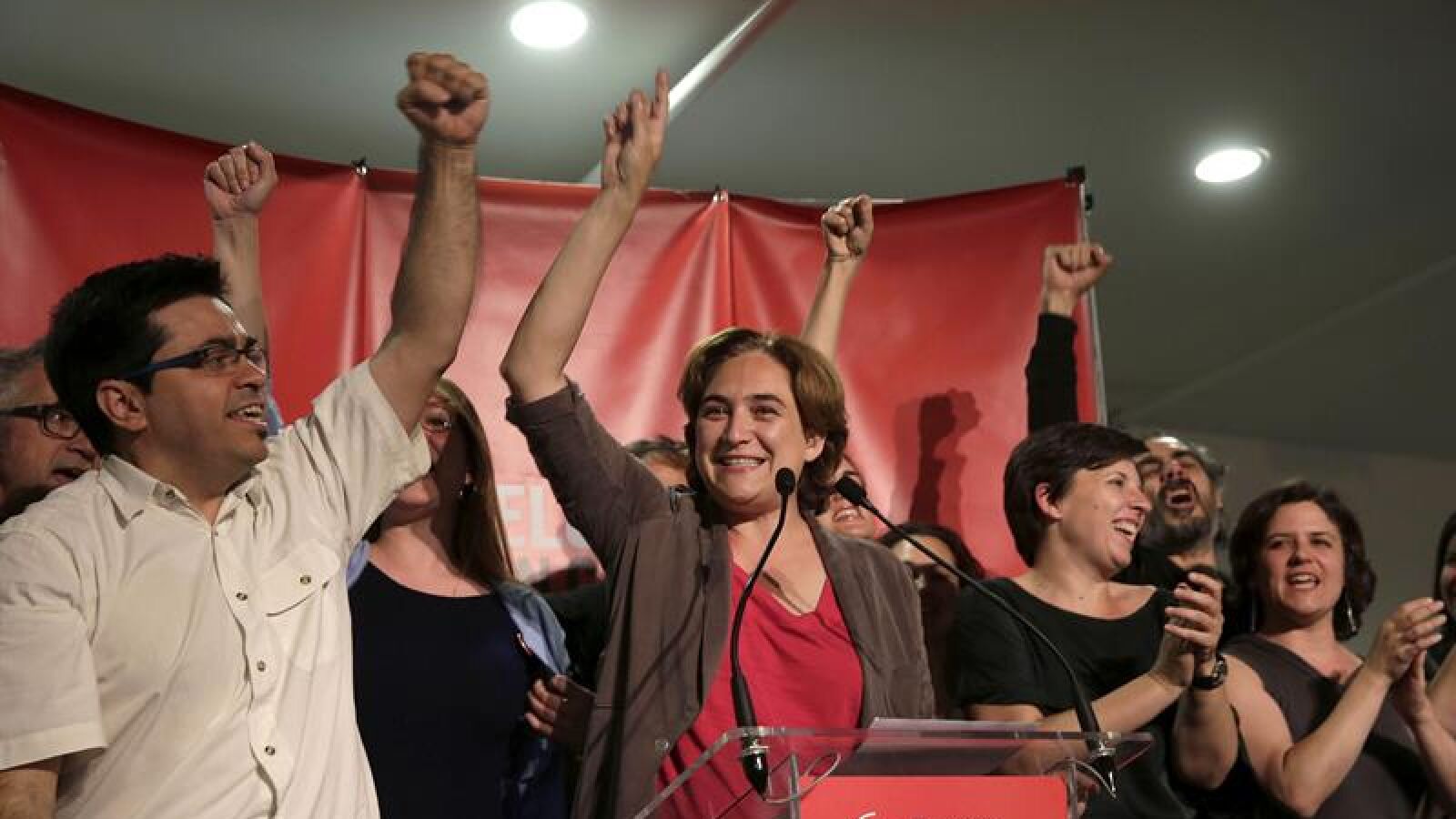 Ada Colau, de Barcelona en Com&uacute;, se dirige a sus simpatizantes