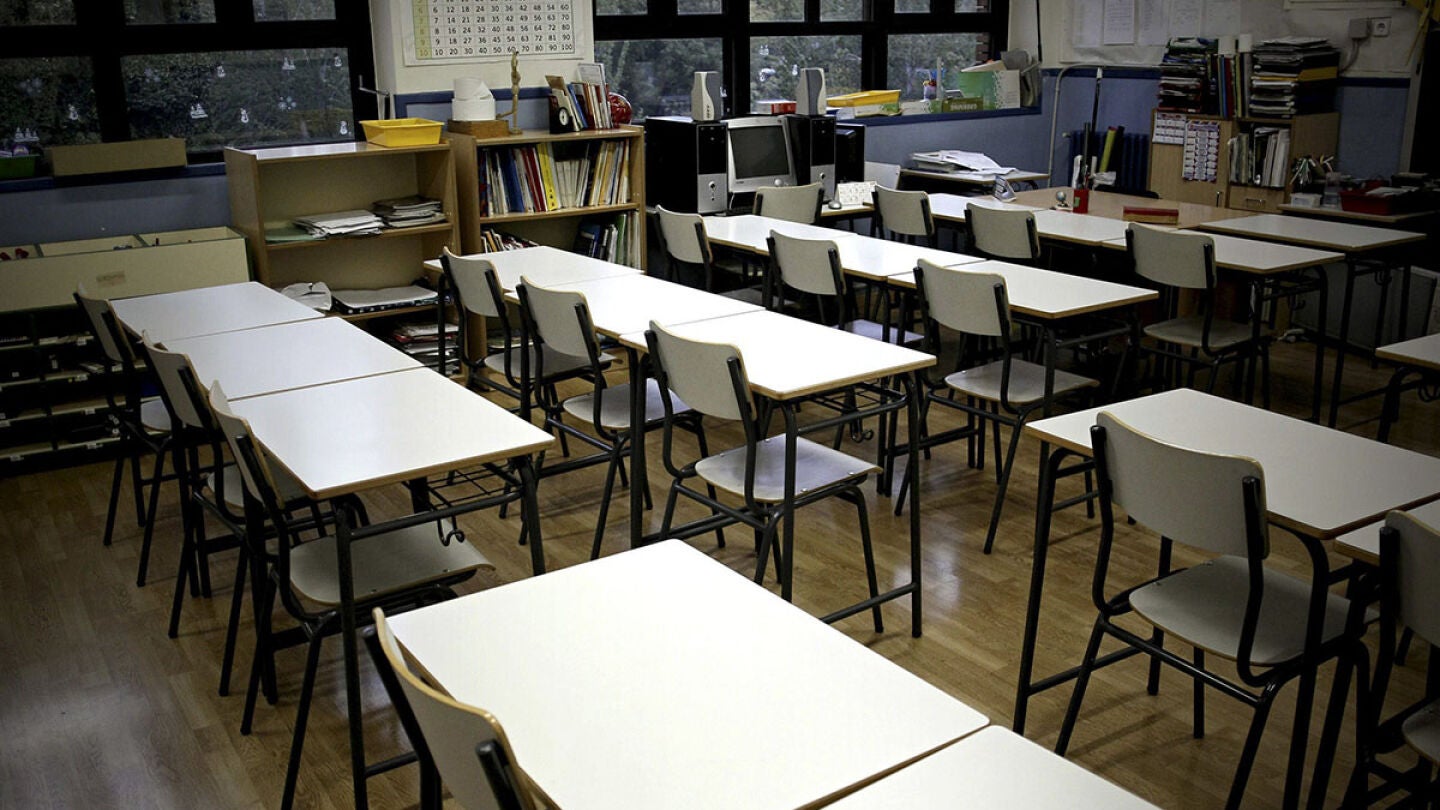 Un aula vac&iacute;a de un colegio