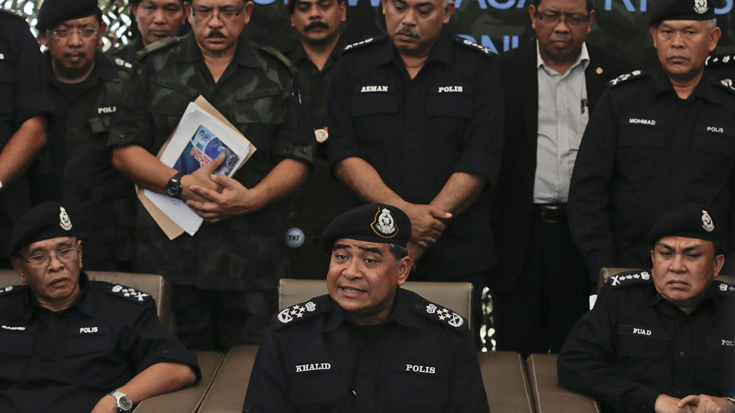 El inspector general de la Polic&iacute;a, Khalid Abu Bakar (centro, sentado), ofrece una rueda de prensa