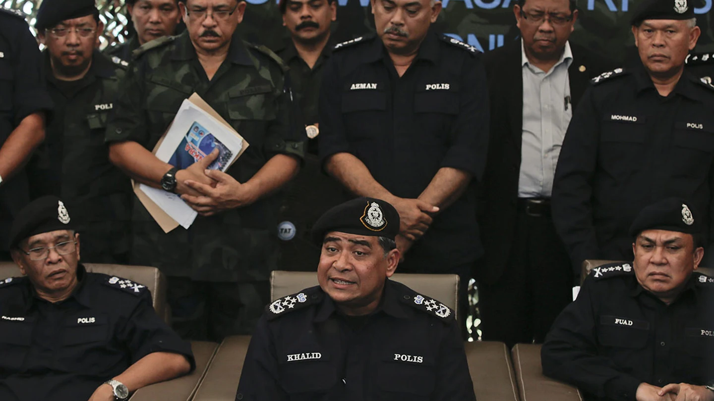 El inspector general de la Policía, Khalid Abu Bakar (centro, sentado), ofrece una rueda de prensa El inspector general de la Policía, Khalid Abu Bakar (centro, sentado), ofrece una rueda de prensa