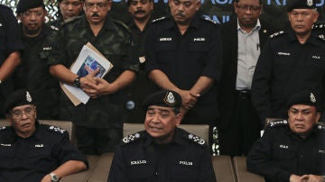 El inspector general de la Policía, Khalid Abu Bakar (centro, sentado), ofrece una rueda de prensa